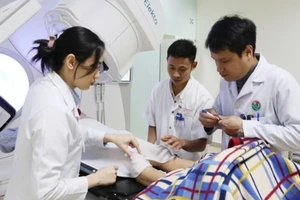 Đội ngũ y, bác sĩ Bệnh viện đa khoa Hà Tĩnh thực hiện quy trình xạ trị bằng kỹ thuật cao tại khoa Ung bướu-Y học hạt nhân.