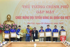 Thủ tướng Phạm Minh Chính trao Huân chương Lao động hạng Nhất tặng Đội tuyển bóng đá nam Quốc gia Việt Nam và Huân chương Lao động hạng ba tặng 6 vận động viên Đội tuyển. (Ảnh: TRẦN HẢI)