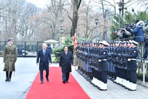 Thủ tướng Phạm Minh Chính và Thủ tướng Donald Tusk duyệt Đội danh dự Quân đội Ba Lan. (Ảnh: THANH GIANG)