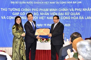 Thủ tướng Phạm Minh Chính và Phu nhân tặng quà lưu niệm cho Đại sứ quán Việt Nam tại Ba Lan. (Ảnh: THANH GIANG)