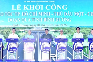 Thủ tướng Phạm Minh Chính và các đồng chí lãnh đạo, nguyên lãnh đạo thực hiện nghi thức khởi công dự án. (Ảnh: THANH GIANG)