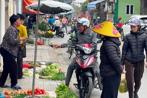 Hoạt động mua bán tại chợ dân sinh (trong ảnh: Chợ Kênh, thành phố Nam Định, tỉnh Nam Định) đã trở lại bình thường trong ngày mồng 4 Tết.