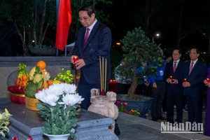 Trước giờ lễ kỷ niệm, Thủ tướng Phạm Minh Chính và các đồng chí lãnh đạo thắp nến tri ân tại phần mộ Tổng Bí thư Lê Hồng Phong. (Ảnh: VŨ TÂN)