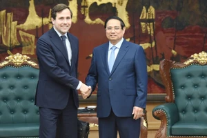 Thủ tướng Chính phủ Phạm Minh Chính và ông Benjamin Dousa, Bộ trưởng Hợp tác phát triển quốc tế và Ngoại thương Thụy Điển (Ảnh: TRẦN HẢI).