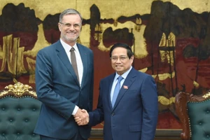 Thủ tướng Chính phủ Phạm Minh Chính và Đại sứ Cộng hòa Pháp tại Việt Nam Olivier Brochet. (Ảnh: TRẦN HẢI)