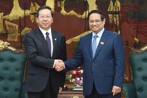 Thủ tướng Chính phủ Phạm Minh Chính và ông Bành Cương Bình, Chủ tịch HĐQT Công ty hữu hạn Tập đoàn Khoa học Kỹ thuật Hoa Điện Trung Quốc (CHEC). Ảnh: TRẦN HẢI