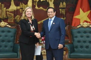 Thủ tướng Phạm Minh Chính và bà Mariam J. Sherman, Giám đốc Quốc gia của Văn phòng Ngân hàng Thế giới (WB) khu vực Việt Nam, Lào, Campuchia. (Ảnh: TRẦN HẢI)