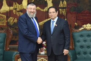 Thủ tướng Phạm Minh Chính và ông Rabbi Yoav Ben Tzur, Bộ trưởng Lao động Israel. (Ảnh: TRẦN HẢI)