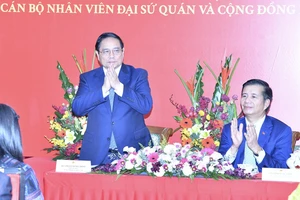 Thủ tướng Phạm Minh Chính nói chuyện với cán bộ, nhân viên Đại sứ quán, bà con cộng đồng người Việt Nam tại Malaysia. (Ảnh: THANH GIANG)
