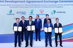 Ba Thủ tướng Việt Nam, Malaysia và Singapore chứng kiến lễ trao thỏa thuận hợp tác về xuất khẩu điện năng lượng tái tạo từ Việt Nam sang Singapore và Malaysia. (Ảnh: Dương Giang/TTXVN)