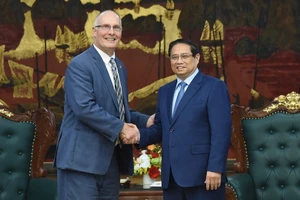 Thủ tướng Chính phủ Phạm Minh Chính và Hạ Nghị sĩ John Moolenaar. (Ảnh: TRẦN HẢI). 