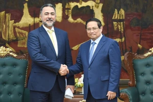 Thủ tướng Chính phủ Phạm Minh Chính và Phó Chủ tịch Cơ quan Đầu tư quốc gia Oman (OIA) Nasser bin Suliman Al Harthi. (Ảnh: Trần Hải)