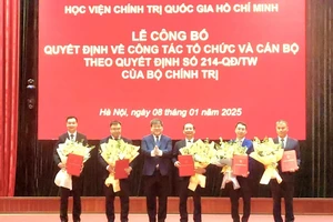 Đại diện Lãnh đạo Học viện Chính trị Quốc gia Hồ Chí Minh chúc mừng các cán bộ được bổ nhiệm.