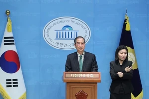 Ông Han Duck-soo, cựu Thủ tướng Hàn Quốc, tham dự cuộc họp báo tại Quốc hội ở Seoul, ngày 2/5/2025. (Ảnh: Tân Hoa xã)