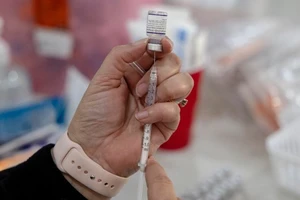 Một nhân viên y tế chuẩn bị liều vaccine COVID-19 tại điểm tiêm chủng ở San Antonio, bang Texas, Mỹ, ngày 9/1/2022. (Ảnh: Tân Hoa xã)