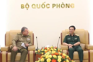 Đại tướng Phan Văn Giang, Bộ trưởng Quốc phòng tiếp Trung tướng Víctor Leonardo Rojo Ramos, Chủ nhiệm Chính trị các Lực lượng vũ trang cách mạng Cuba. (Ảnh: TTXVN)