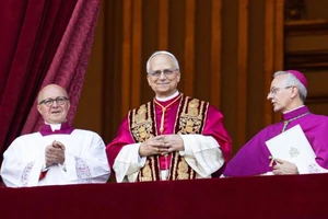 Hồng y Robert Francis Prevost vẫy tay chào đám đông sau khi được bầu làm Giáo hoàng mới tại Vatican, vào ngày 8/5/2025. (Ảnh: Tân Hoa xã)