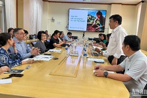 PGS,TS Lê Đức Niêm, Phó hiệu trưởng Trường Đại học Tây Nguyên, chia sẻ với đoàn công tác Tổng lãnh sự quán Australia tại Thành phố Hồ Chí Minh Diễn đàn đổi mới sáng tạo. (Ảnh: HẢI YẾN)