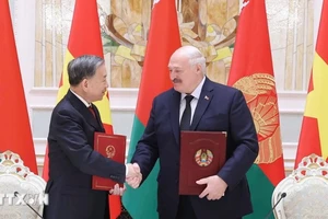 Tổng Bí thư Tô Lâm và Tổng thống Aleksandr Lukashenko ký tuyên bố chung về việc thiết lập quan hệ Đối tác chiến lược Việt Nam-Belarus. (Ảnh: Thống Nhất/TTXVN)