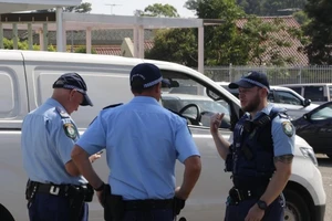 Các sĩ quan cảnh sát đứng gác tại hiện trường một vụ tấn công bằng dao ở Sydney, Australia năm 2024. (Ảnh: Tân Hoa xã)