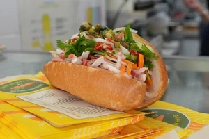 Người Australia ngày càng yêu thích món bánh mì Việt Nam - một lựa chọn bữa trưa vừa túi tiền, lại tiện lợi khi di chuyển. (Ảnh: Isabella Michie/ABC Radio National)