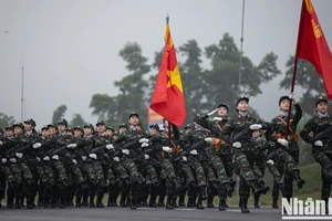 Khối nữ gìn giữ hoà bình tham gia hợp luyện cho diễu bình diễu hành kỷ niệm 30/4. (Ảnh: SƠN TÙNG)