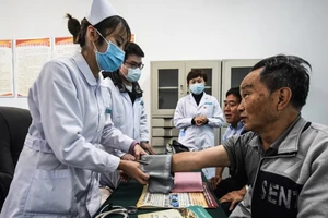 Nhân viên y tế cung cấp dịch vụ chăm sóc sức khỏe miễn phí cho người cao tuổi tại tỉnh Quý Châu, Trung Quốc. (Ảnh: Tân Hoa xã)