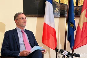 Đại sứ Pháp tại Việt Nam Olivier Brochet trao đổi với báo chí trước thềm chuyến thăm cấp nhà nước tới Việt Nam của Tổng thống Emmanuel Macron. (Ảnh: HẢI YẾN)