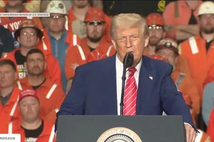 Tổng thống Donald Trump đưa ra tuyên bố trong chuyến thăm một nhà máy của US Steel. (Ảnh: The White House)