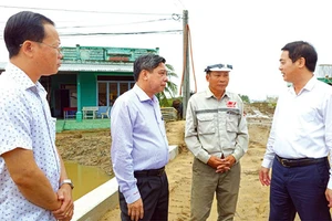 Ông Nghiêm Xuân Thành (bìa phải), Ủy viên Trung ương Đảng, Bí thư Tỉnh ủy; ông Đồng Vân Thanh (thứ 2 từ trái sang), Phó Bí thư Tỉnh ủy, Chủ tịch UBND tỉnh thăm, động viên lực lượng thi công dự án Đường bộ cao tốc Bắc - Nam, đoạn Cần Thơ - Hậu Giang tại nút giao IC5, thuộc địa bàn xã Vị Thắng, huyện Vị Thủy.