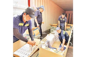 Lực lượng chức năng kiểm tra lô hàng thuốc lá xuất lậu tại cảng Cát Lái. (Ảnh CHI CỤC HẢI QUAN KHU VỰC II)