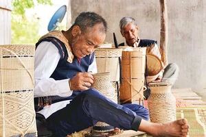 Nghệ nhân làng Kgiang đang góp phần gìn giữ một nét đẹp văn hóa người Ba Na.