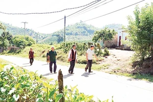 Bà con làng Đăk K'Đêm gìn giữ đường làng xanh-sạch-đẹp.