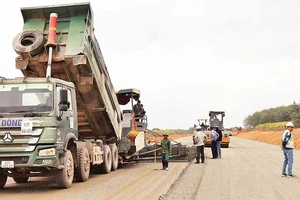 Các nhà thầu đang đẩy nhanh tiến độ thi công Dự án thành phần 3 cao tốc đường bộ Khánh Hòa-Buôn Ma Thuột.