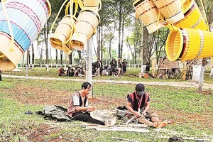 Nghệ nhân người Ba Na tham gia trình diễn, bảo tồn nghề truyền thống.