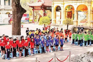Các em học sinh tham gia buổi học ngoại khóa về di sản tại Hoàng thành Thăng Long.