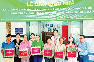 Ủy ban Mặt trận Tổ quốc thành phố trao tặng nhà tình thương cho các hộ dân trên địa bàn xã Long Hòa, huyện Cần Giờ. 