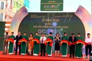 Cắt băng khai mạc Triển lãm các sản phẩm OCOP xuất khẩu (VIETNAM OCOPEX).