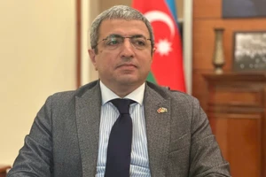 Đại sứ Azerbaijan tại Việt Nam Shovgi Kamal Oglu Mehdizade chia sẻ: “Tôi đã nhìn thấy rất nhiều người đi bộ và chụp ảnh trên đường, nhất là tại Lăng Chủ tịch Hồ Chí Minh. Rất nhiều em nhỏ mặc áo in cờ Việt Nam. Vào khoảnh khắc đó, tôi cũng muốn ra đường để cùng chia sẻ cảm xúc tự hào, chung vui với mọi người dân”. (Ảnh: VGP)