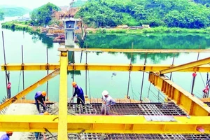 Cầu Hàm Yên bắc qua sông Lô thuộc gói thầu số 24 thi công đạt 65% khối lượng.
