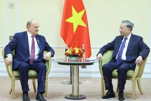 Tổng Bí thư Tô Lâm và Chủ tịch Đảng Cộng sản Nga Gennady Zyuganov. (Ảnh: TTXVN)