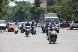 Những ngày qua, người dân thành phố Vinh, Nghệ An, phải chống chọi với đợt nắng nóng kỷ lục. (Ảnh: Thành Châu)
