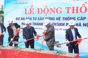 Các đại biểu thực hiện nghi thức động thổ “Dự án Đầu tư xây dựng hệ thống cấp nước huyện Thanh Oai, thành phố Hà Nội”.