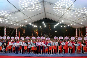 130 vận động viên của 17 đoàn từ các tỉnh, thành phố và ngành Công an nhân dân tham dự Giải vật dân tộc Hà Nội mở rộng tranh cúp Phùng Hưng lần thứ IV năm 2025. (Ảnh: ÁNH DƯƠNG)