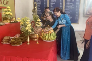 Bà con kiều bào thành kính dâng hương tưởng nhớ các Vua Hùng.