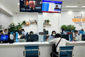 Người dân đến làm thủ tục đăng ký giao dịch bảo đảm tại Trung tâm đăng ký giao dịch, tài sản Thành phố Hồ Chí Minh. (Ảnh: HƯƠNG NGUYÊN)