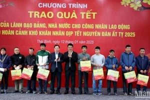 Ba trăm công nhân có hoàn cảnh khó khăn tại khu công nghiệp Liên Hà Thái (khu Kinh tế Thái Bình) được trao tặng quà Tết.