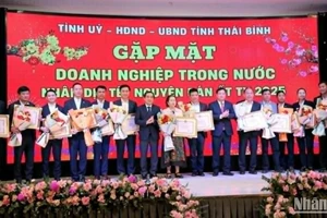 Lãnh đạo tỉnh Thái Bình tặng bằng khen cho các doanh nghiệp tiêu biểu trong thực hiện an sinh xã hội trên địa bàn trong năm 2024.