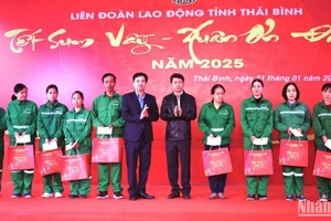 Lãnh đạo Liên đoàn Lao động tỉnh Thái Bình trao quà Tết cho người lao động tại Công ty Môi trường đô thị thành phố Thái Bình.