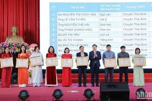 Tuyên dương 9 giáo viên có thành tích dạy đội tuyển học sinh giỏi quốc gia khối trung học phổ thông tỉnh Thái Bình.